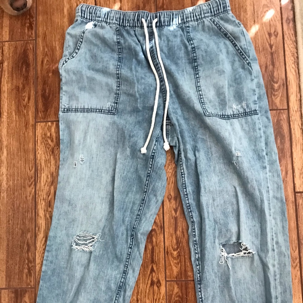 MAKE AN OFFER! American Eagle elastic waist jeans.